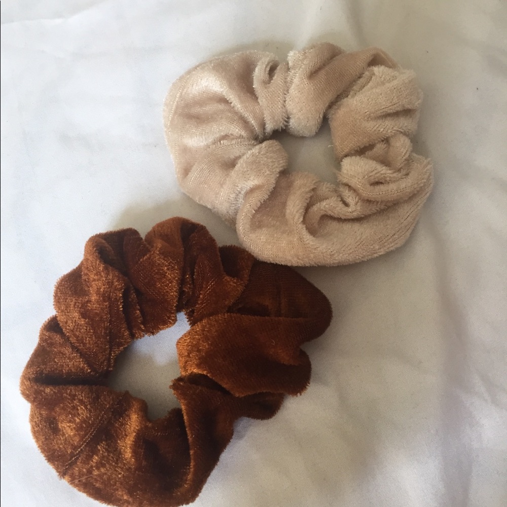 Neutral colored velvet scrunchies - Picture 2 of 4